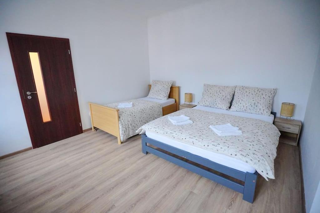Apartment U Cerneho Orla カルロヴィ・ヴァリ エクステリア 写真